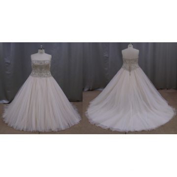 Brautkleid mit applizierten Perlen